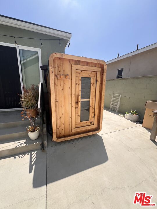 Building Photo - 7865 Bleriot Ave