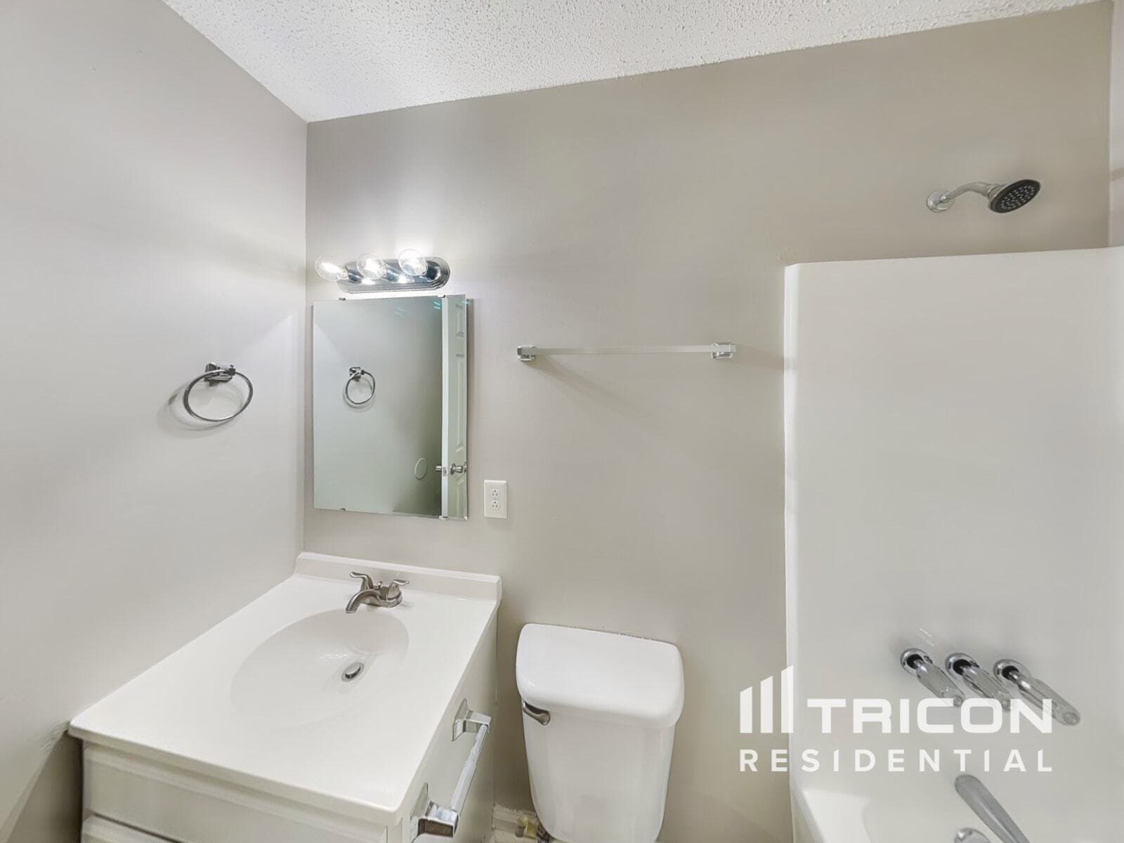 Building Photo - 10500 Southern Oak Ct
