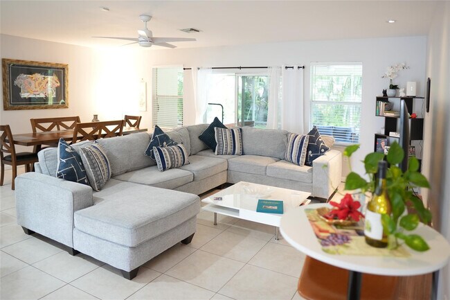 Building Photo - 821 SW 13th Ct