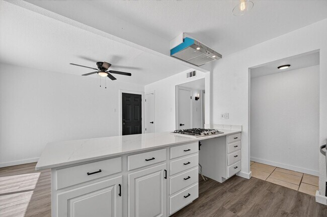 Building Photo - 620 Royal Crest Dr
