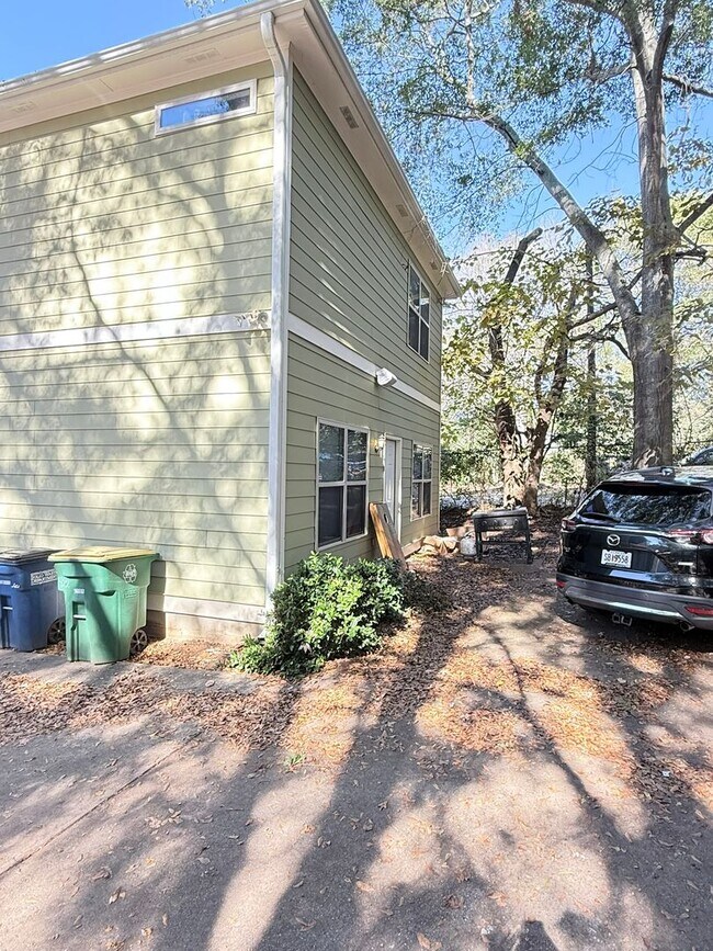 Building Photo - Cute 4 Bedroom Near Downtown for Pre-Lease