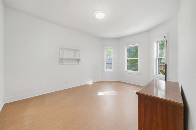 Building Photo - 281 River St