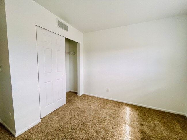 Building Photo - Townhome -2 bed 2.5 bath + bonus area