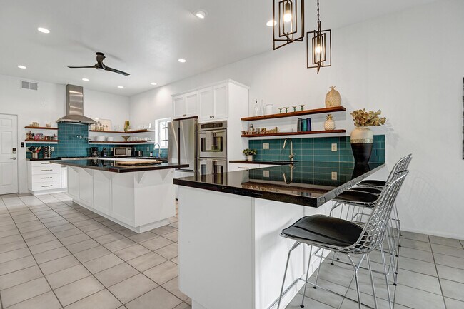 Building Photo - 2005 E Racquet Club Rd