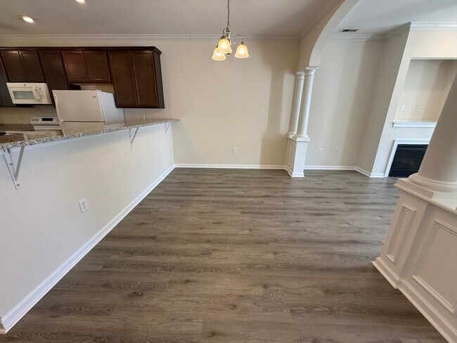 Building Photo - Fully Updated 2 Bed 2.5 Bath Townhome Available NOW!