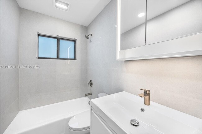 Building Photo - 218 SE 2nd St