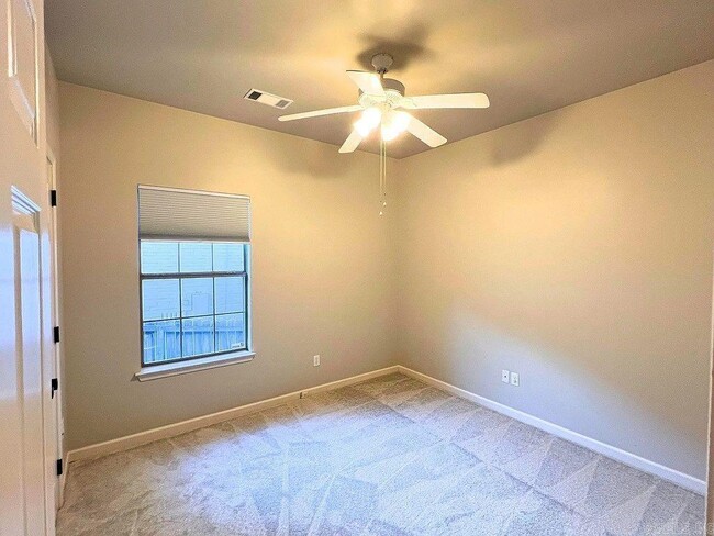 Building Photo - 14302 Westbury Dr