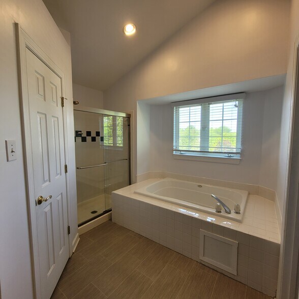 Building Photo - 11201 Yardley Ct