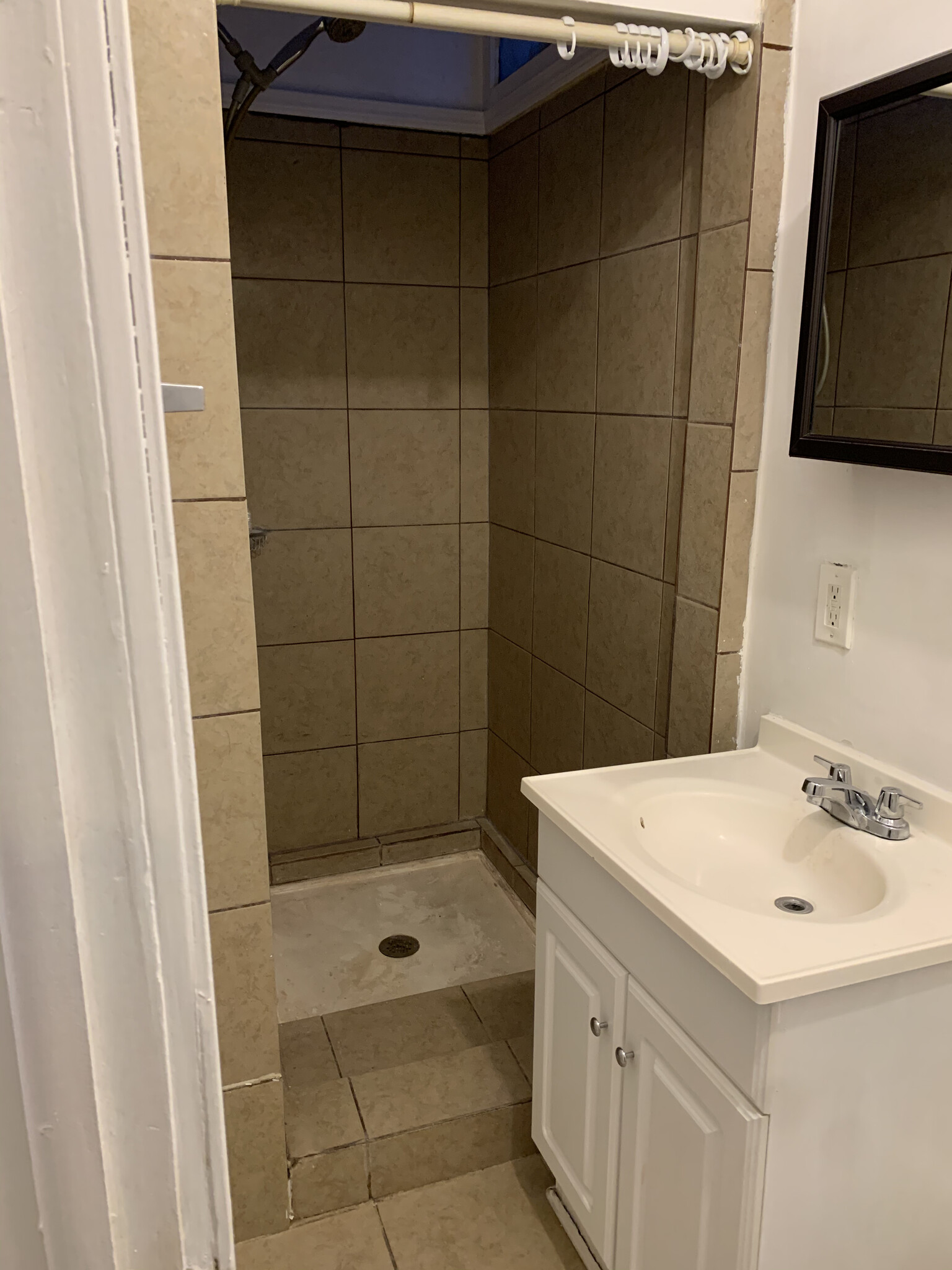 Bathroom - 357 College Ave