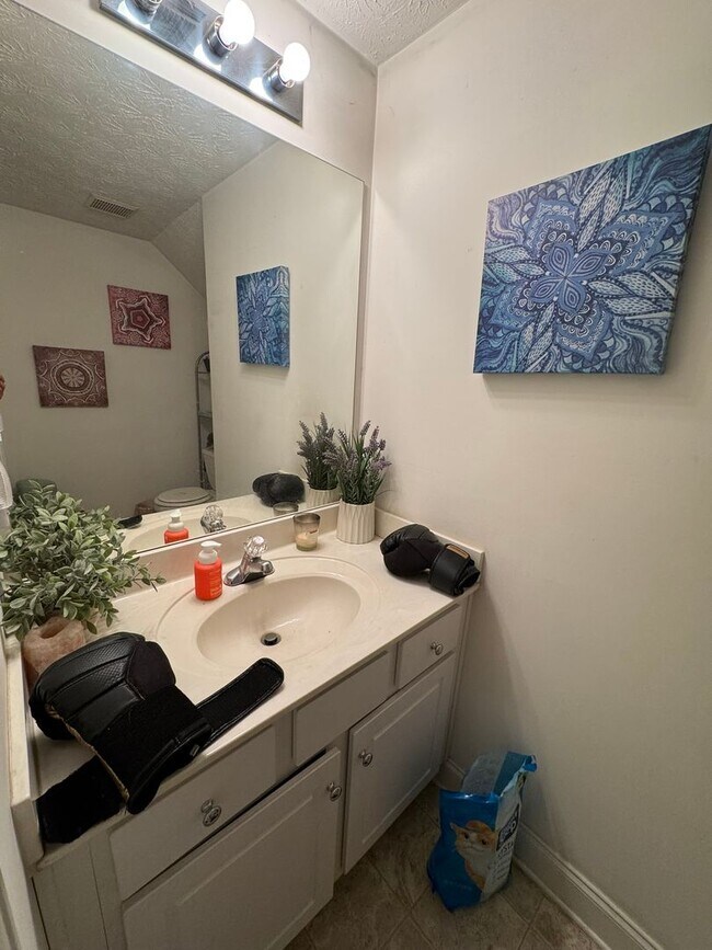 Building Photo - Beautiful East Side Home