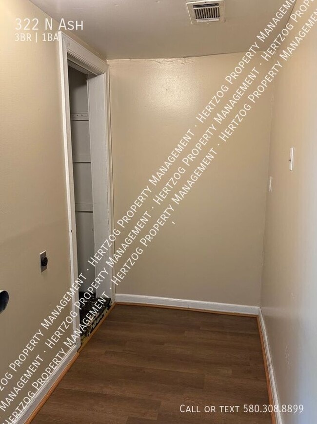Building Photo - 322 N Ash-