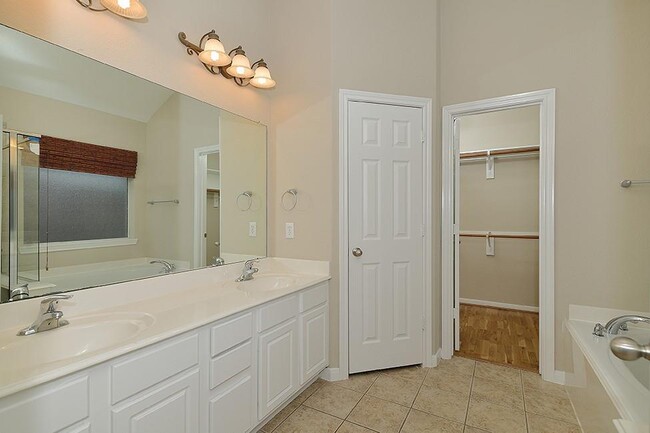 Building Photo - 35 Ebony Oaks Pl