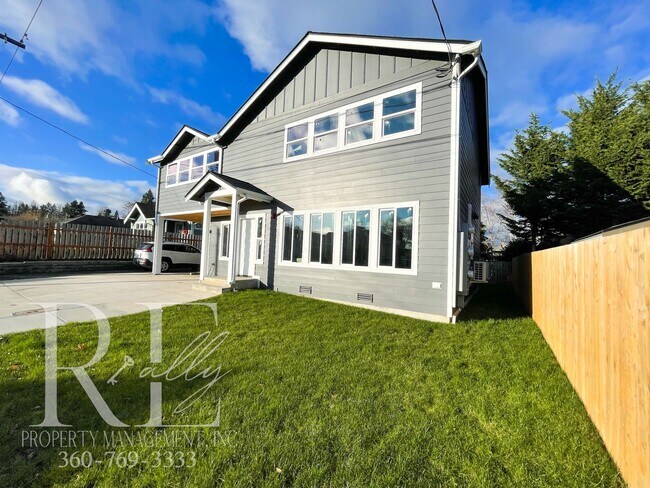 Building Photo - Modern 2-Bed Duplex Near PSNS with A/C, Ca...