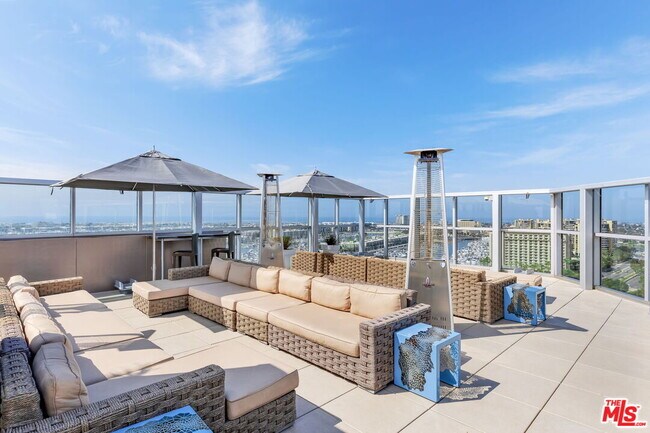 Building Photo - 13700 Marina Pointe Dr
