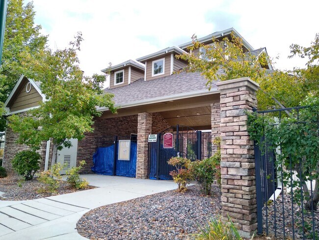 Building Photo - Stunning Highlands Ranch Townhome