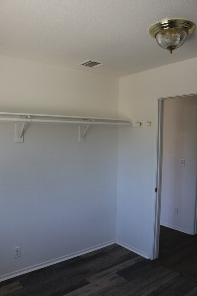 Building Photo - 4 bedrooms House for rent