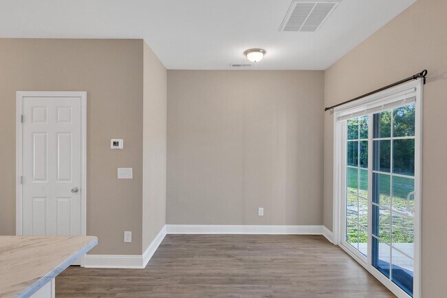 Building Photo - 3 BR close to Stone Bay!