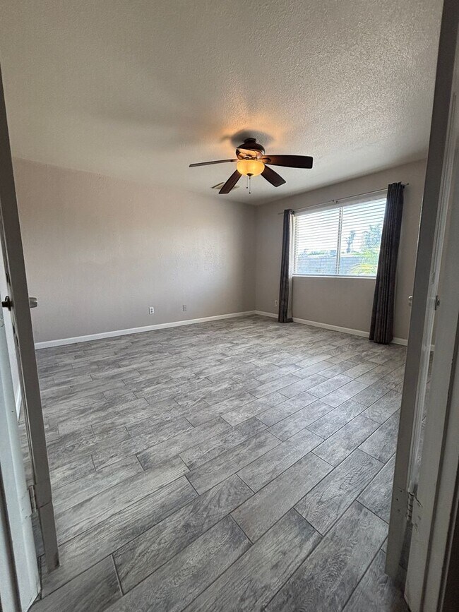 Building Photo - 921 W Naranja Ave