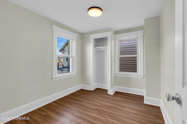 Building Photo - 303 Comstock St