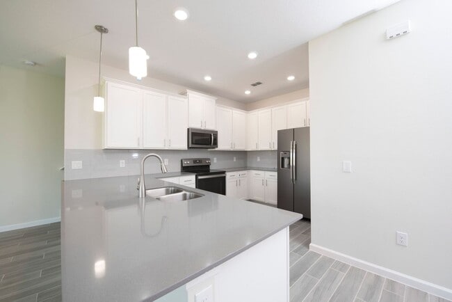 Building Photo - TOWNHOUSE 3 Bedrooms 2.5 Baths
