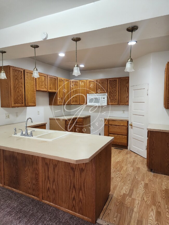 Building Photo - 3 bed 1 bath with bonus rooms!