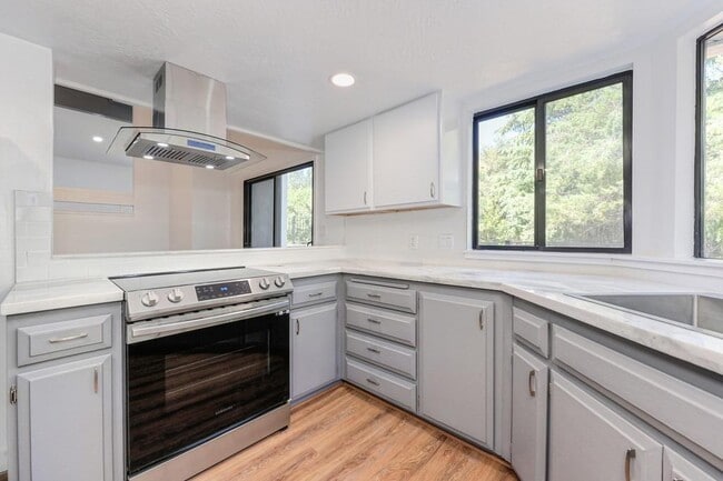 Building Photo - 23986 Oakmont Way