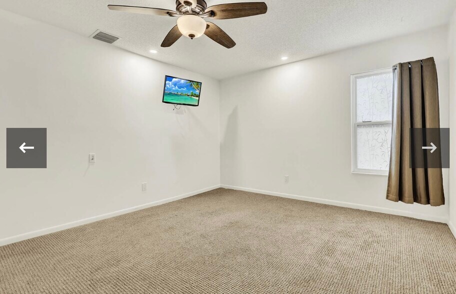 Building Photo - 4160 NE Breakwater Dr
