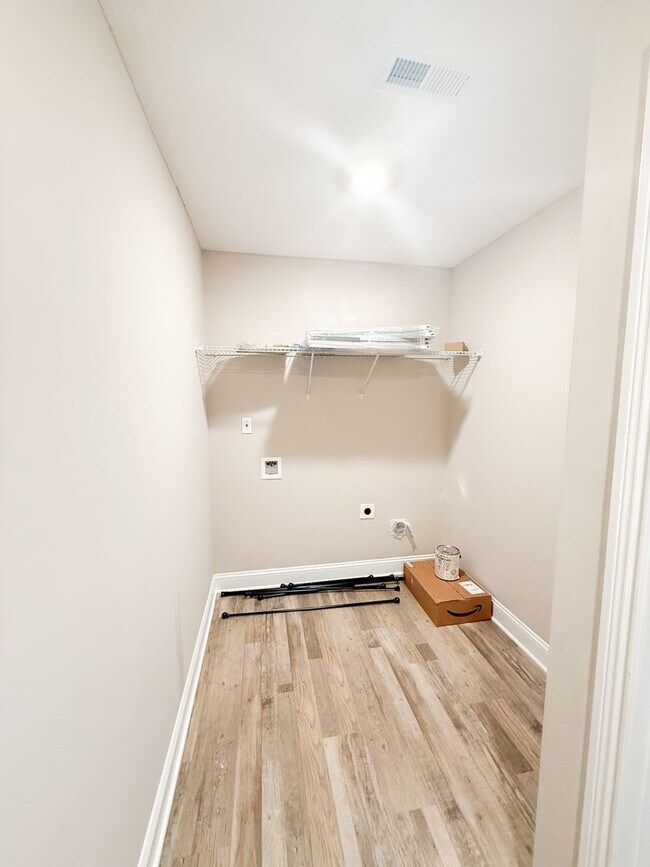 Building Photo - 3 Bedroom 2 1/2 Bathroom Home