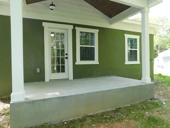 Building Photo - Newly Renovated 2 bed 1 bath cottage