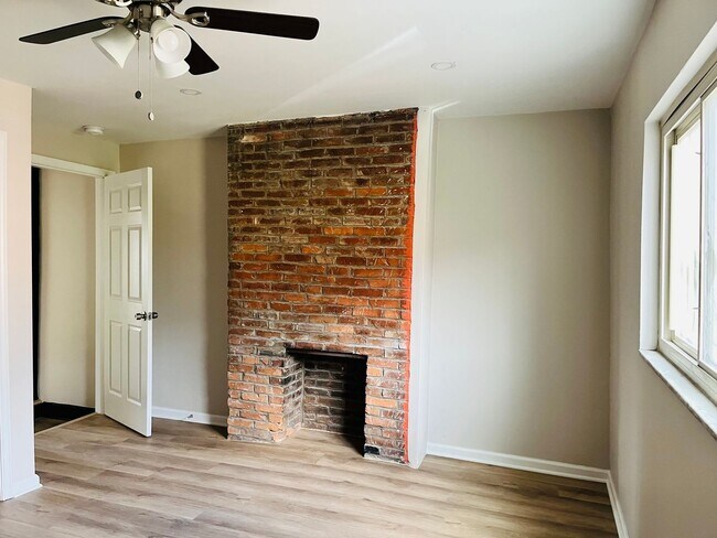Building Photo - Two Bedroom rowhouse available in Northside August 1!