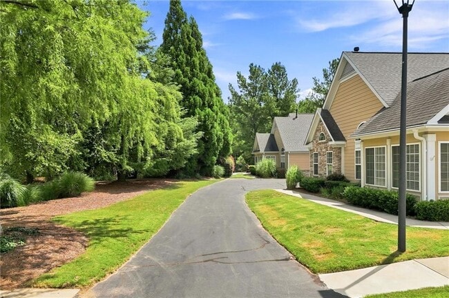 Building Photo - 3204 Village Ln
