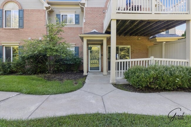 Building Photo - 2 bedroom ranch style condo $1650