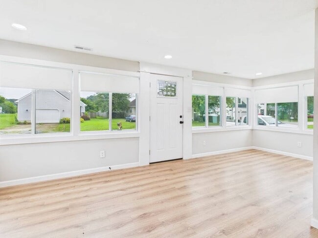 Building Photo - Beautiful 3 Bedroom 2 Bathroom 1 car Garag...