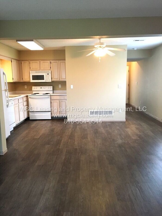 Building Photo - Charming Townhome in Harrisonville, MO!