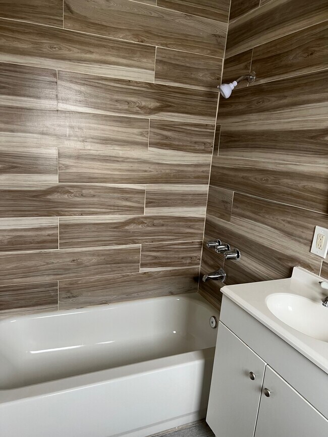 Building Photo - 407 Violet Ave