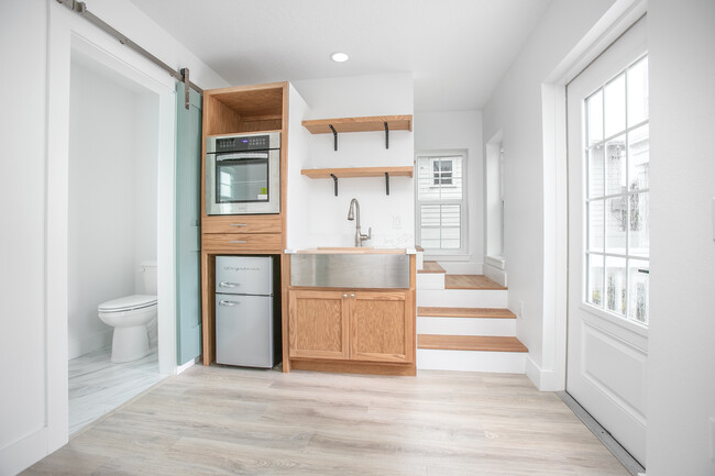 Building Photo - Studio Apartment in Daytona with Beach Vie...