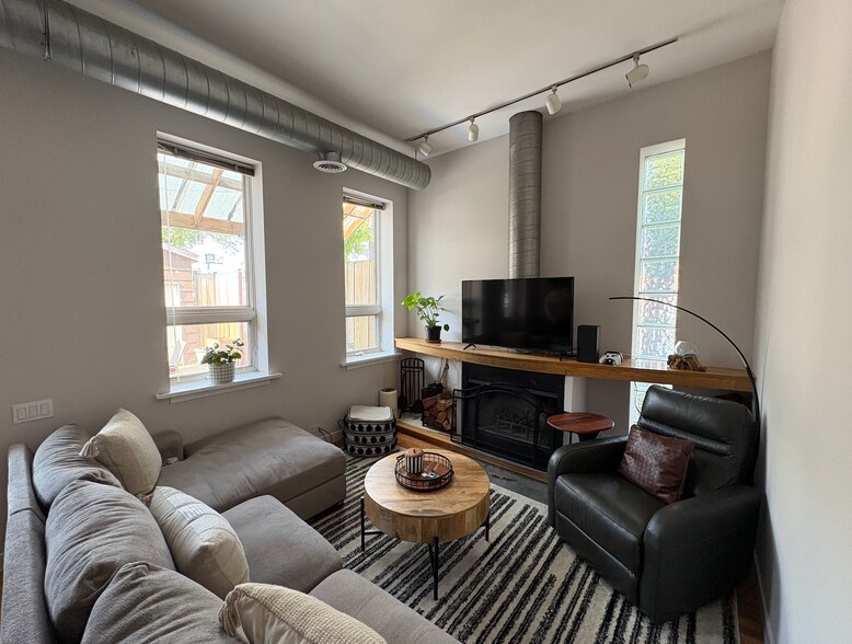 Living room - 1906 N Hermitage Ave