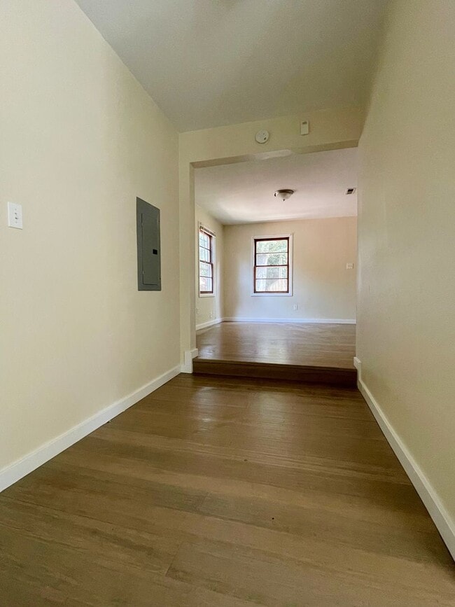 Building Photo - Quiet and Cozy Two Bed in SW Portland 5 plex~ Open Floor Plan~ Great Shared Outdoor Space~ Off St...