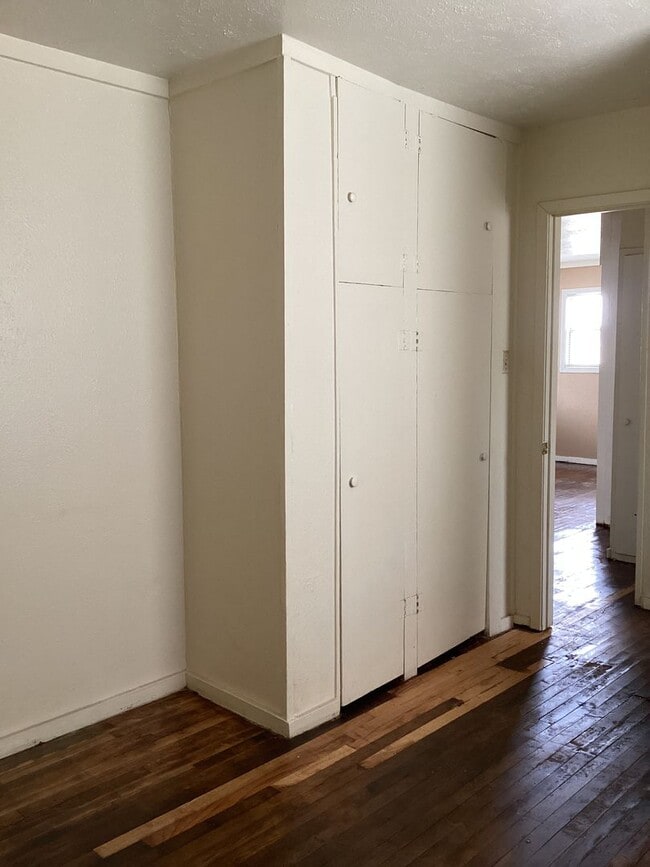 Building Photo - Newly Updated 2 bedroom Close to Morrison Park and High School!  Pets Welcome Upon Approval!