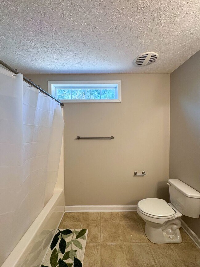 Building Photo - Beautiful 5 Bed 2.5 Bath Home with Main Level Primary Bedroom