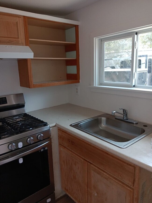 Building Photo - 685 Englehart