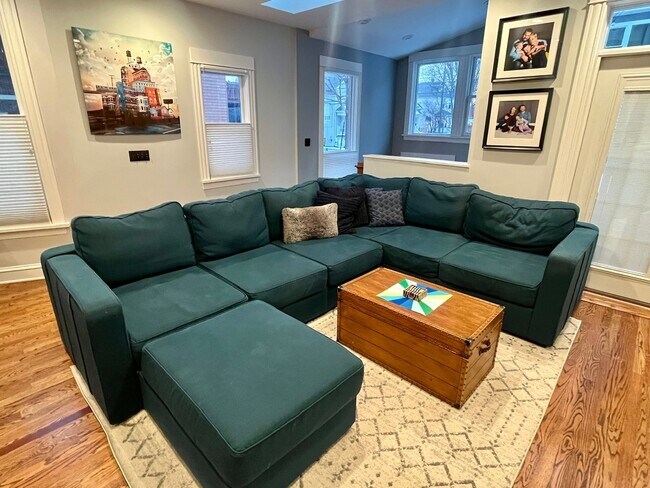 Building Photo - 3700 N Hermitage Ave