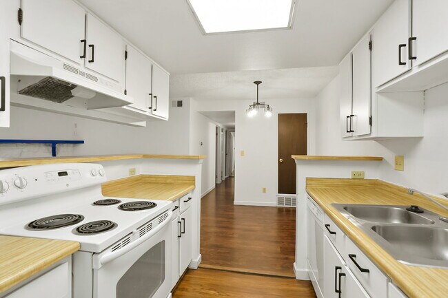 Building Photo - Aurora - 2 Bedroom 2 Bath Condo - Garage, Washer/Dryer - Community Pool