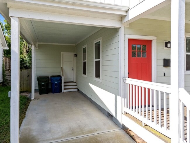 Building Photo - Modern 3 Bedroom home inside Downtown Raleigh, Fenced-in Backyard, Updated Kitchen, Pet Friendly!
