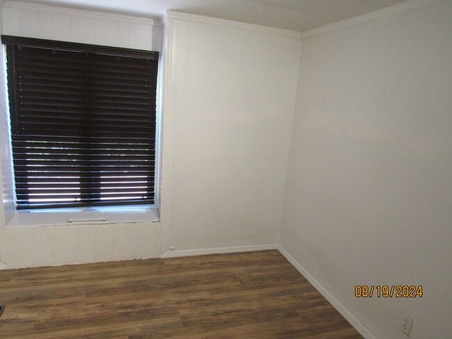 Building Photo - Cozy 2 Bedroom
