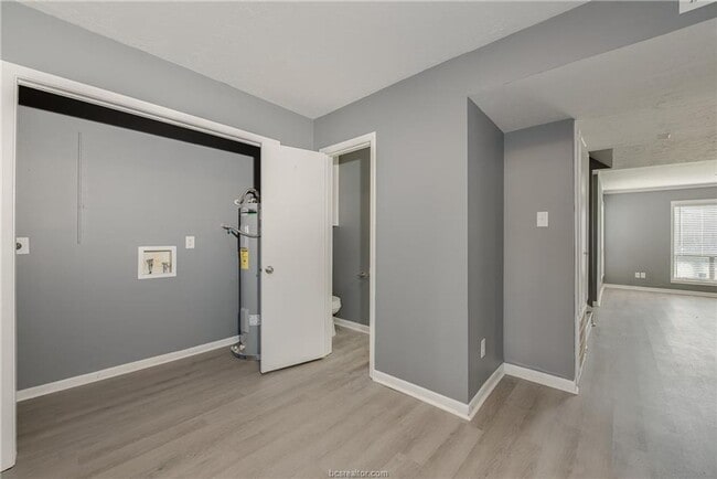 Building Photo - Bryan - 3 Bedroom / 1.5 bathroom / Carport / Back Yard, 2 Story unit.
