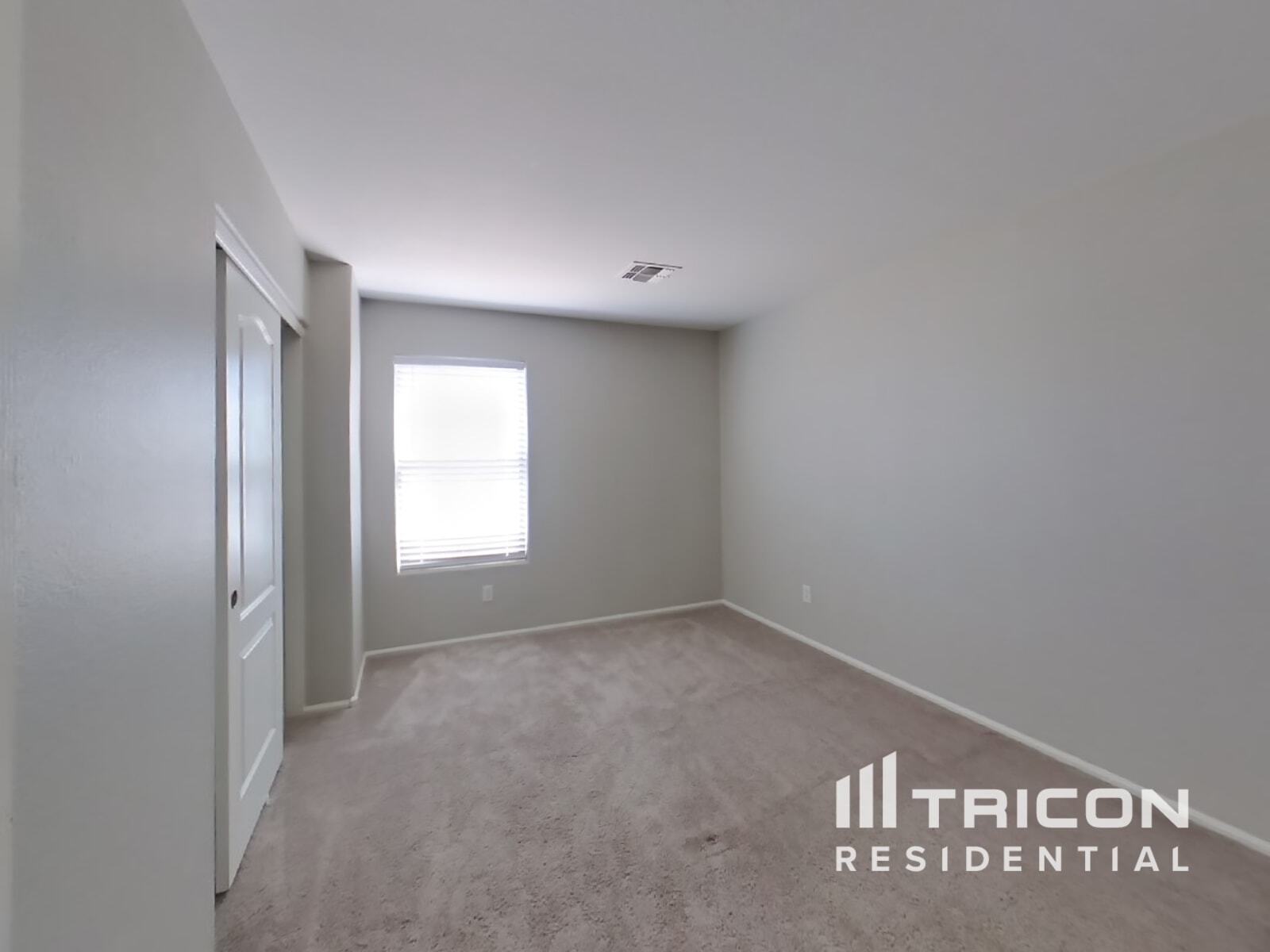 Building Photo - 655 E Lovegrass Dr