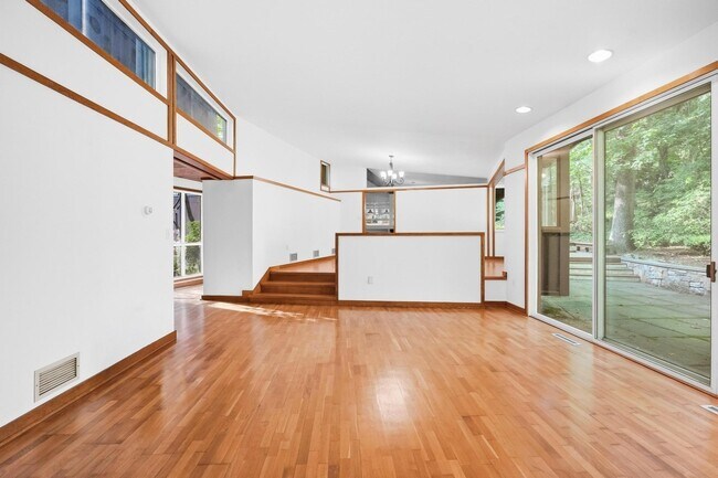 Building Photo - 30 Peacock Farm Rd