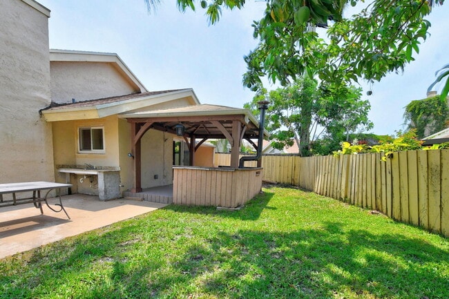 Building Photo - 7813 Kenway Pl W