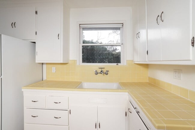 Building Photo - 3 Bedroom Home In Kensington!